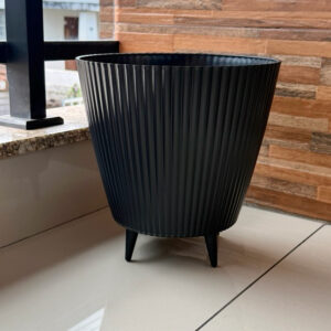 Vaso para Planta Canelado Moderno com Pezinhos Design Moderno 28x26x18 - Preto