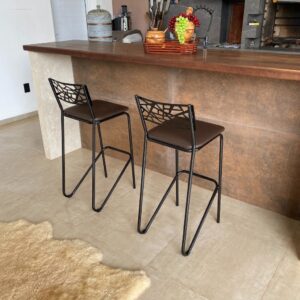 Kit 2 Banqueta Alta Estofada Design Moderno Estilo Industrial Para Bancada Ilha ou Bar - Marrom Escuro