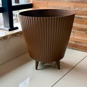 Vaso para Planta Canelado Moderno com Pezinhos Design Moderno 28x26x18 - Marrom