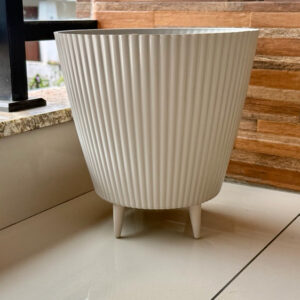 Vaso para Planta Canelado Moderno com Pezinhos Design Moderno 28x26x18 - Cinza