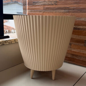 Vaso para Planta Canelado Moderno com Pezinhos Design Moderno 28x26x18