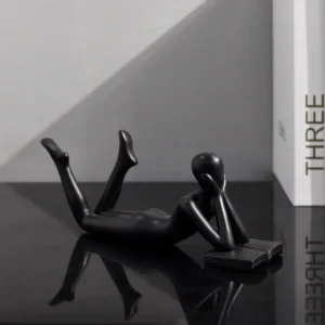 Estátua Decorativa de Personagens Lendo em Resina para Decoração Moderna - Modelo B - 20x5x8cm - 200006156