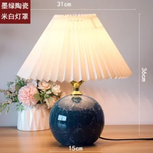 Abajur de Mesa em Cerâmica com Capa Plissada - Decoração Infantil