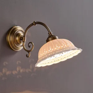 Arandela de Cerâmica Branca com Detalhes em Latão - Estilo Europeu