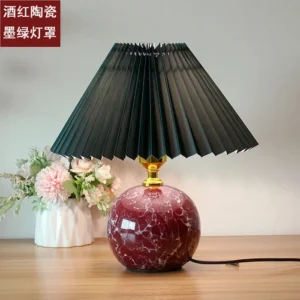 Abajur de Mesa em Cerâmica com Capa Plissada - Decoração Infantil