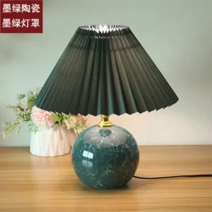 Abajur de Mesa em Cerâmica com Capa Plissada - Decoração Infantil