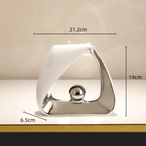 Escultura Decorativa em Cerâmica Geométrica com Bola Dourada - Modelo L