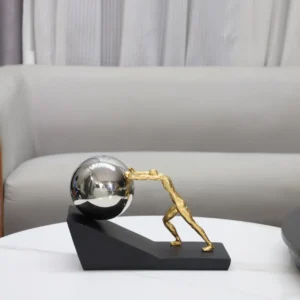 Escultura de Resina Personagem Empurrando Bola - Decoração de Mesa