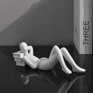 Estátua Decorativa de Personagens Lendo em Resina para Decoração Moderna - Modelo C - 18x7x6cm - 200004870
