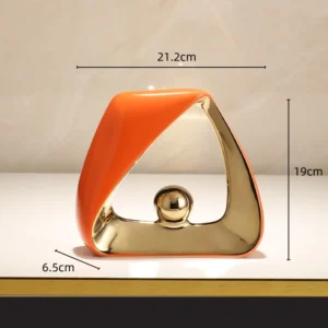 Escultura Decorativa em Cerâmica Geométrica com Bola Dourada - Modelo J