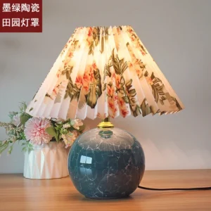 Abajur de Mesa em Cerâmica com Capa Plissada - Decoração Infantil