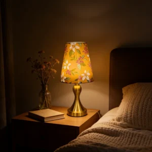 Candeeiro de Mesa Dourado com Abajur Floral e USB - Estilo Moderno