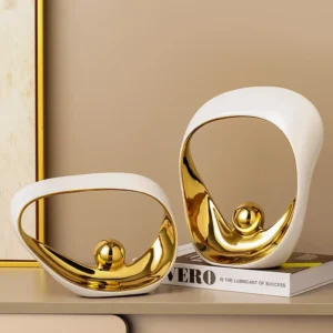 Estatueta Decorativa Geométrica Dourada em Cerâmica para Escritório