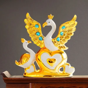 Escultura de Cisne Dourado em Porcelana para Decoração de Casamento