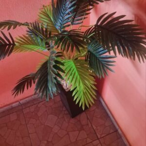 Palmeira Artificial Grande 1,15m com Vaso Decorativo – Planta Artificial Realista para Sala e Escritório