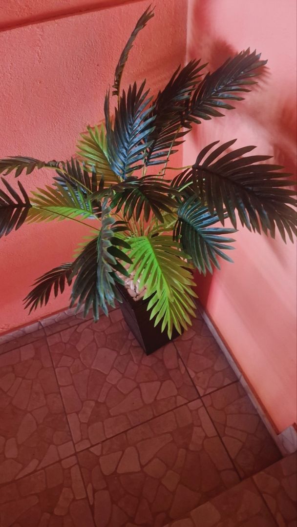 Palmeira Artificial Grande 1,15m com Vaso Decorativo – Planta Artificial Realista para Sala e Escritório