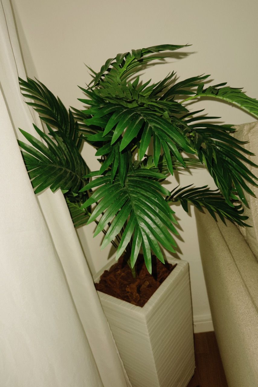 Palmeira Artificial Grande 1,15m com Vaso Decorativo – Planta Artificial Realista para Sala e Escritório