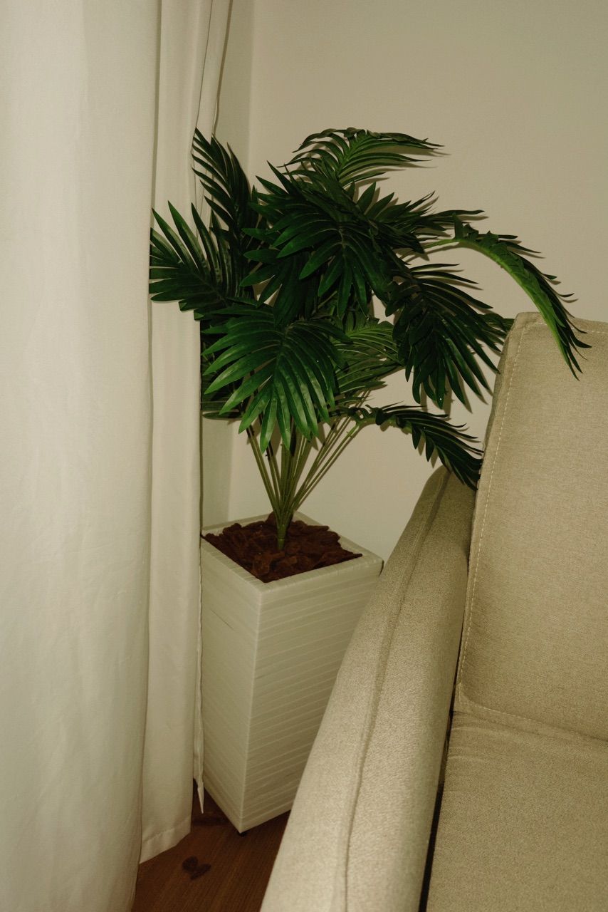 Palmeira Artificial Grande 1,15m com Vaso Decorativo – Planta Artificial Realista para Sala e Escritório