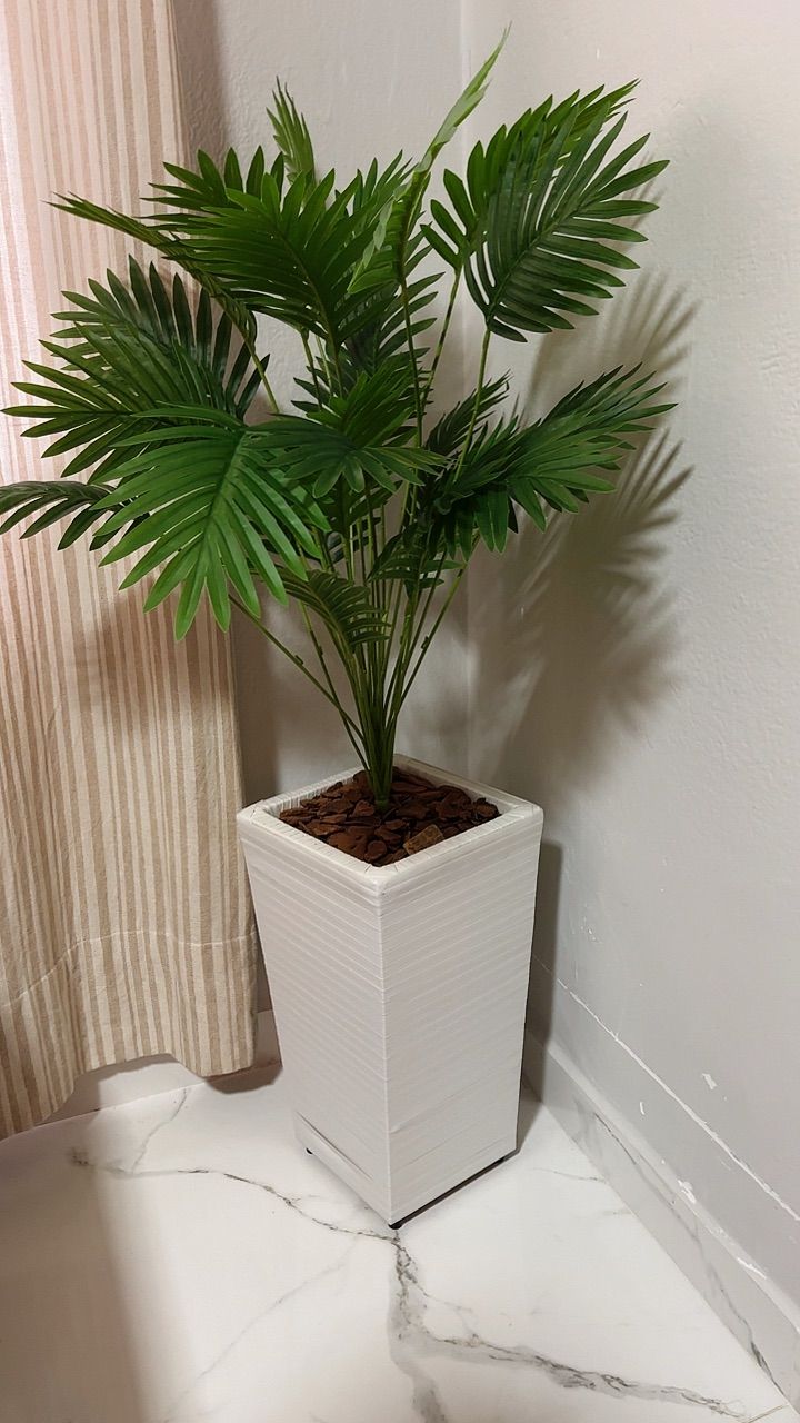 Palmeira Artificial Grande 1,15m com Vaso Decorativo – Planta Artificial Realista para Sala e Escritório
