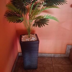 Palmeira Artificial Grande 1,15m com Vaso Decorativo – Planta Artificial Realista para Sala e Escritório