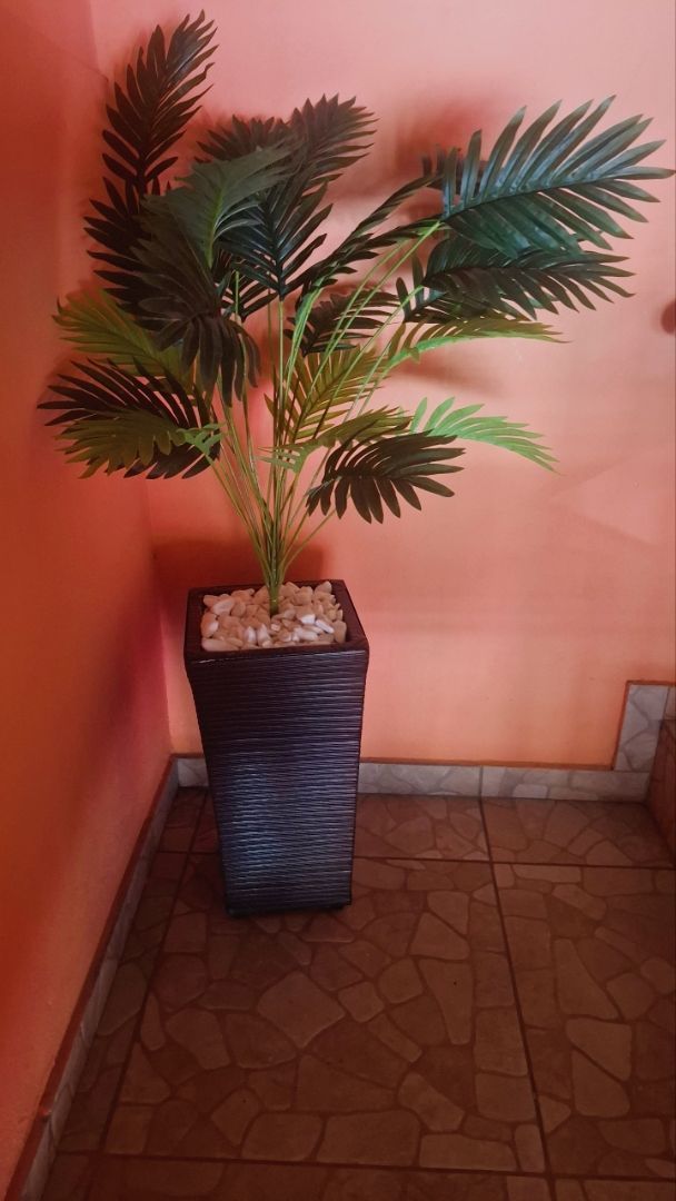 Palmeira Artificial Grande 1,15m com Vaso Decorativo – Planta Artificial Realista para Sala e Escritório