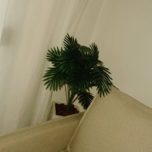 Palmeira Artificial Grande 1,15m com Vaso Decorativo – Planta Artificial Realista para Sala e Escritório