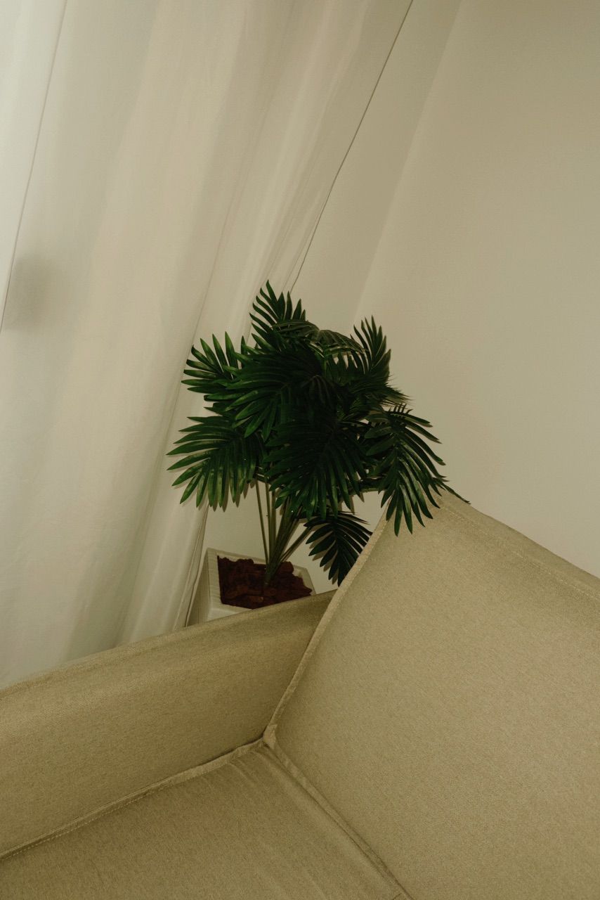 Palmeira Artificial Grande 1,15m com Vaso Decorativo – Planta Artificial Realista para Sala e Escritório